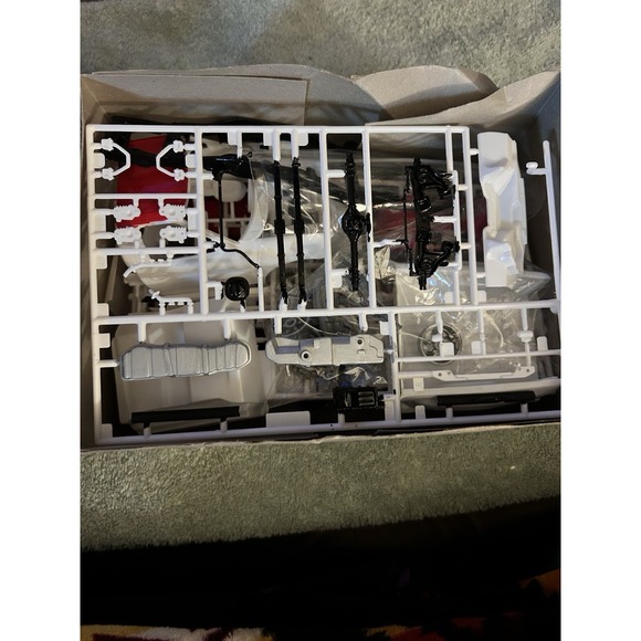 Revell 99 Ford SVT F-150 Lightning Model Pickup Kit 1/25 Complete - Picture 4 of 5